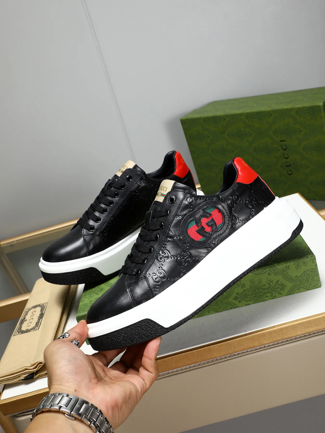 Men's shoes 💰480 New men's shoes GUCCI Fashion trend Made of first-layer calfskin ➕ washed sheep lining! The foot feels super comfortable and the workmanship is impeccable. Foam ultra-light outsole, size: 38-44 (45 customized) 4 colors to choose from!